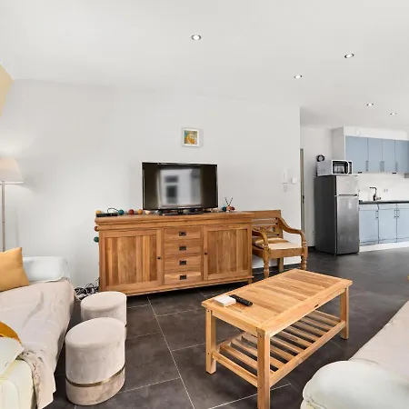 Beautiful Duplex Near Shopping Street 아파트